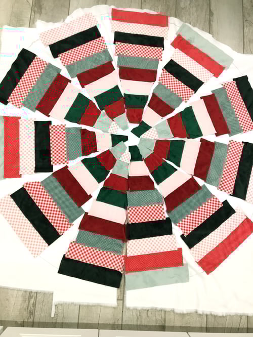 09 Call Ajaire QC Tree Skirt QC wedges