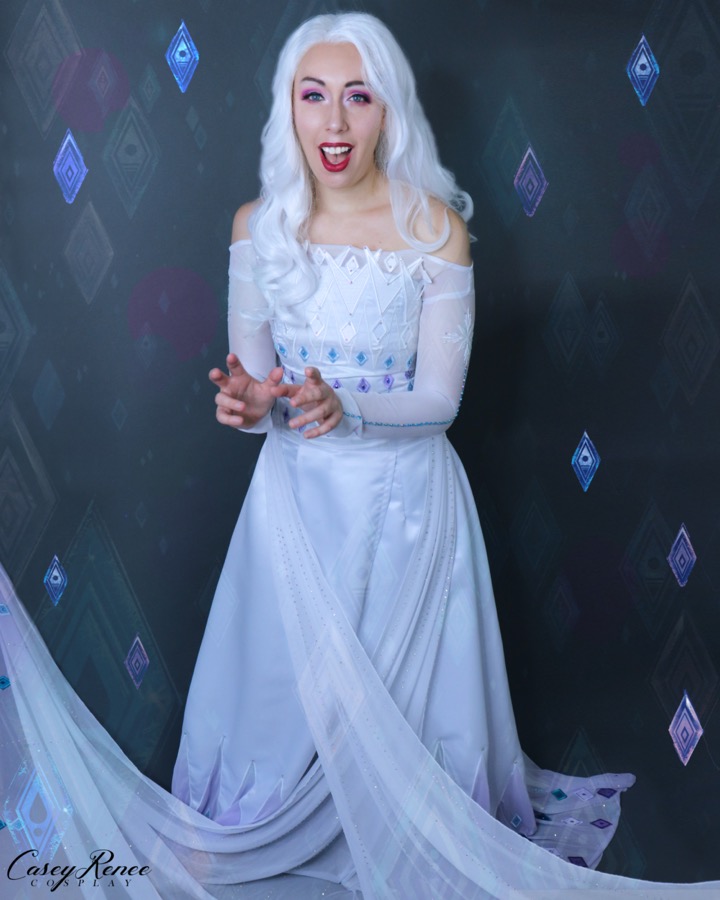 Frozen 2 Elsa in her white dress ... | Disney prensesleri, Karlar ülkesi,  Prenses