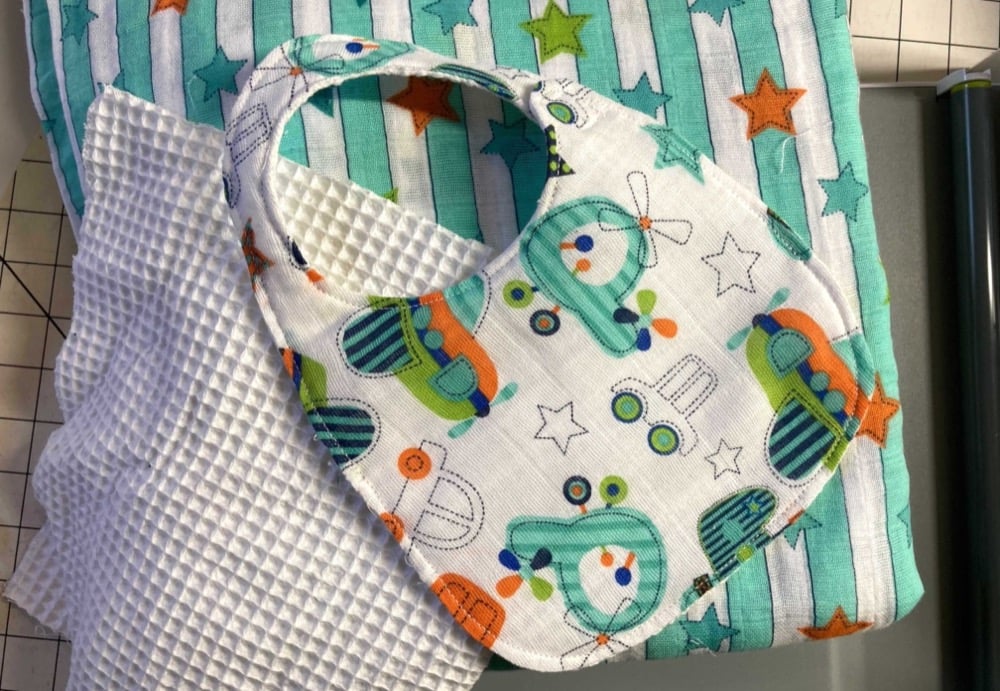 How to Make a Baby Bib and Swaddle Blanket (Free Pattern & Video Sewing ...